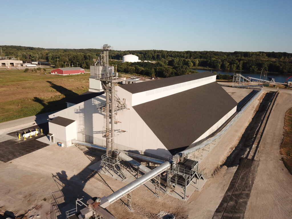 Bulk fertilizer warehouse for storing Growmark crop nutrients on the Illinois river