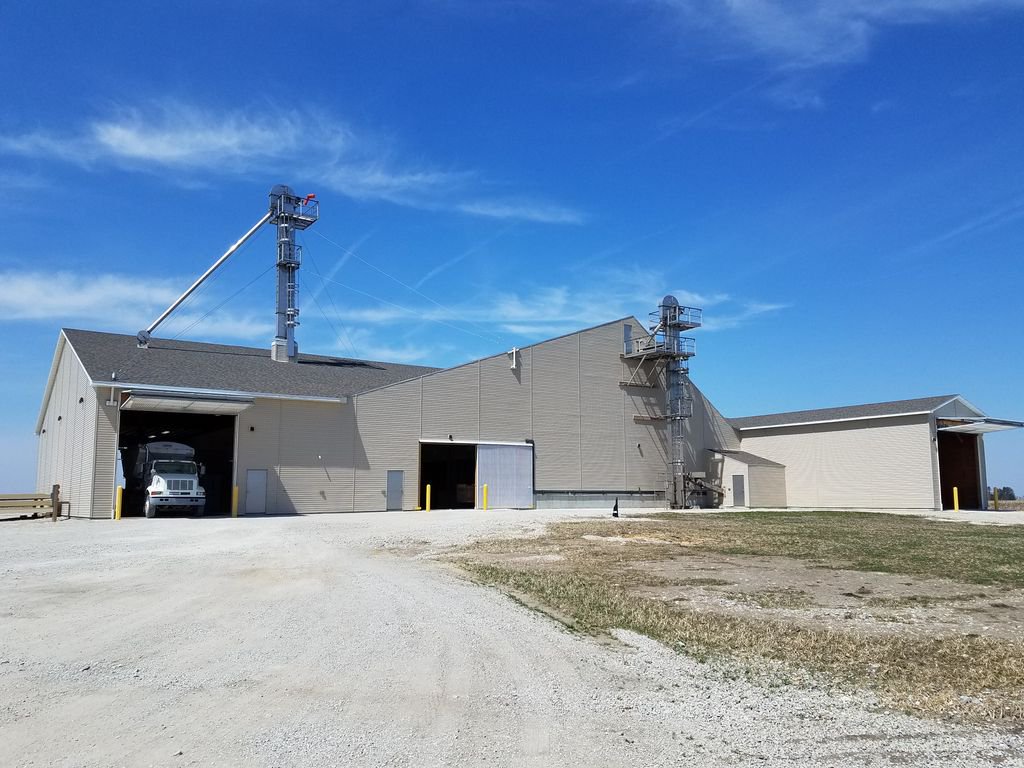 Fertilizer storage and blending building with covered truck receiving area