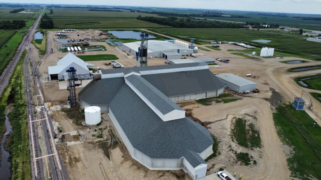 L shaped fertilizer storage and blending building
