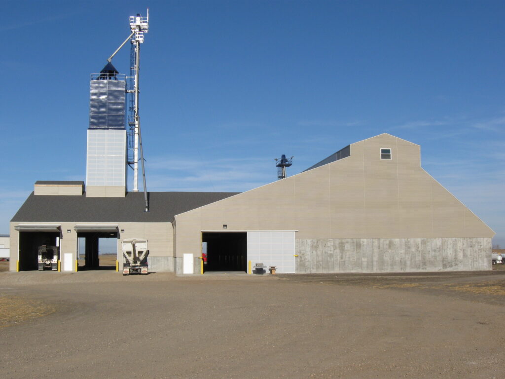 Fertilizer blending and storage building with mixing tower